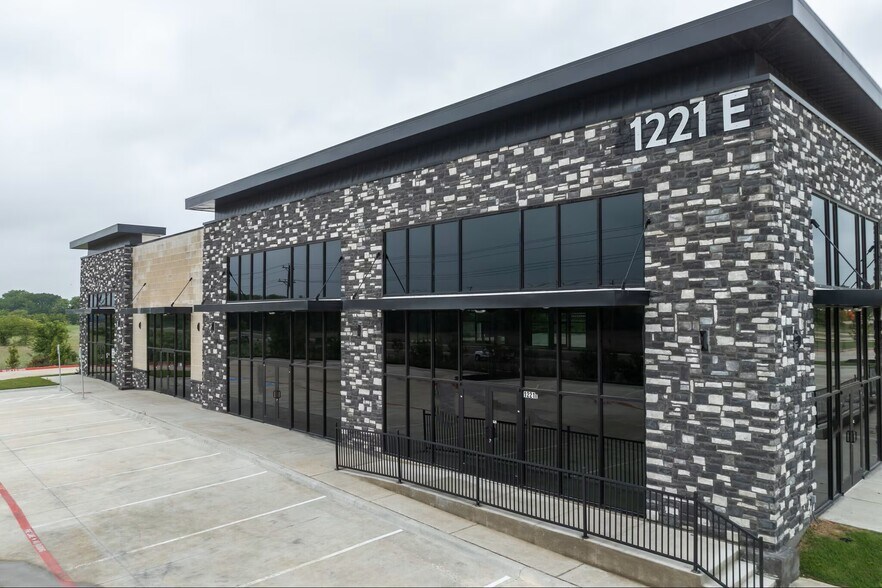 1221 E University Dr, Prosper, TX à louer - Photo de l’immeuble – Image 1 sur 9