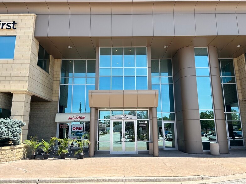 2565 Ouellette Av, Windsor, ON à louer - Photo de l’immeuble – Image 2 sur 6