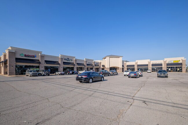 Plus de détails pour 8000-8022 NW 39th Expressway, Bethany, OK - Local commercial, Local d'activités à louer
