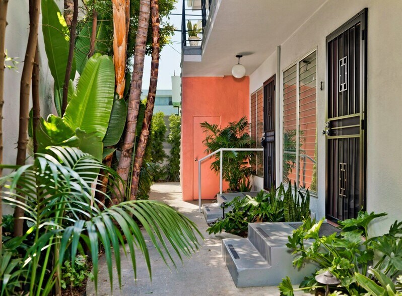 1035 N Sierra Bonita Ave, West Hollywood, CA à vendre - Photo de l’immeuble – Image 2 sur 11