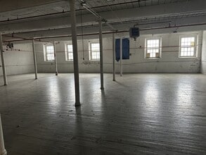 104 Anawan St, Fall River, MA à louer Photo intérieure– Image 2 sur 4