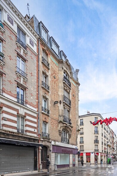 Local commercial dans Saint-Denis à vendre - Photo de l’immeuble – Image 2 sur 2