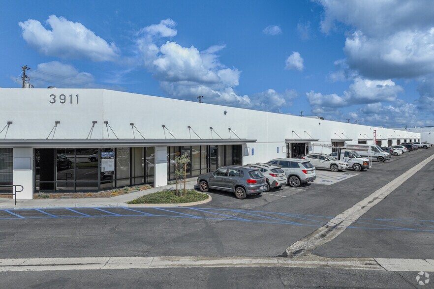 3911-3921 E La Palma Ave, Anaheim, CA à louer - Photo de l’immeuble – Image 1 sur 11