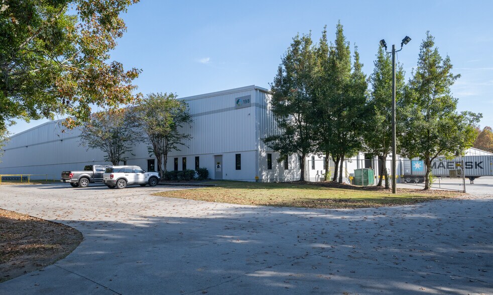 198 Gulfstream Rd, Savannah, GA à louer - Photo de l’immeuble – Image 2 sur 14