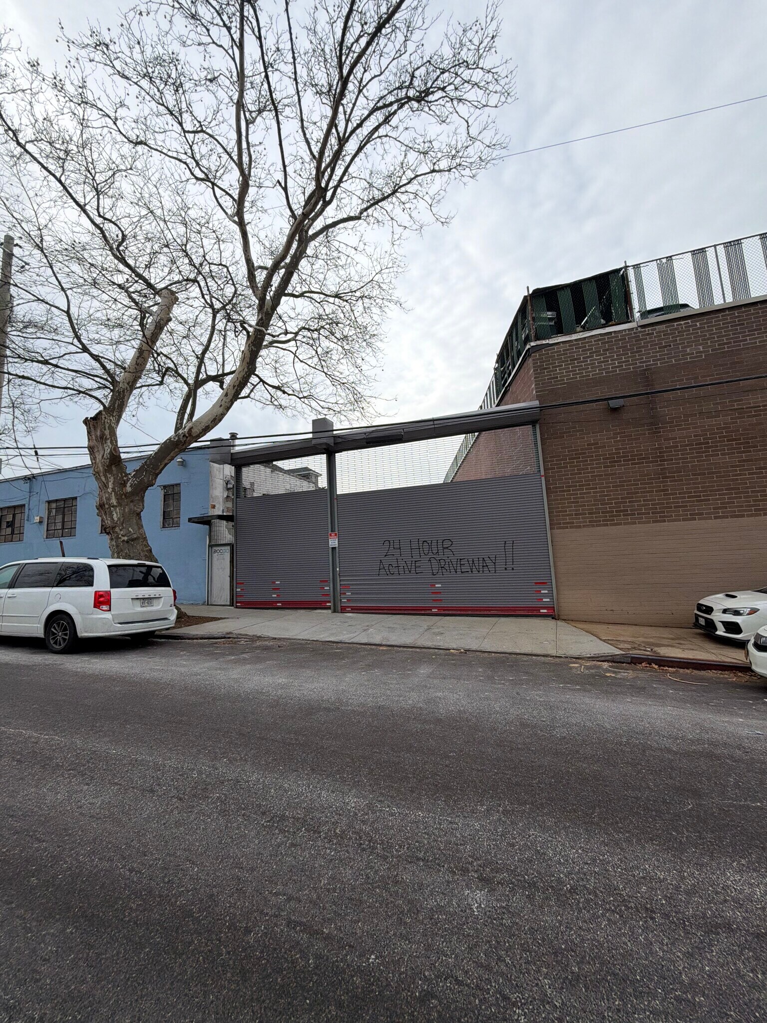 1316 133rd Pl, College Point, NY à louer Photo principale– Image 1 sur 4