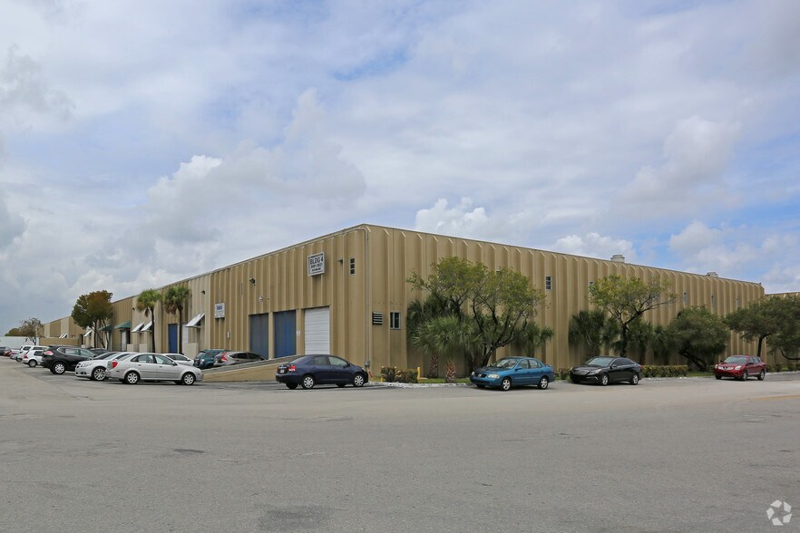 9001-9021 NW 105th Way, Miami, FL à louer - Photo de l’immeuble – Image 3 sur 22