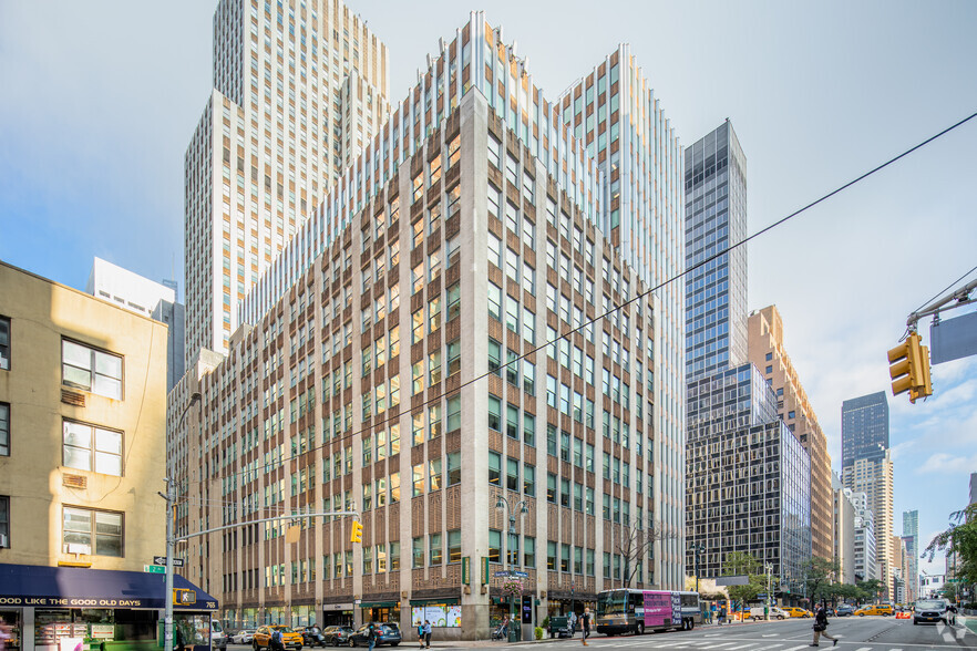 220 E 42nd St, New York, NY à louer - Photo de l’immeuble – Image 2 sur 3
