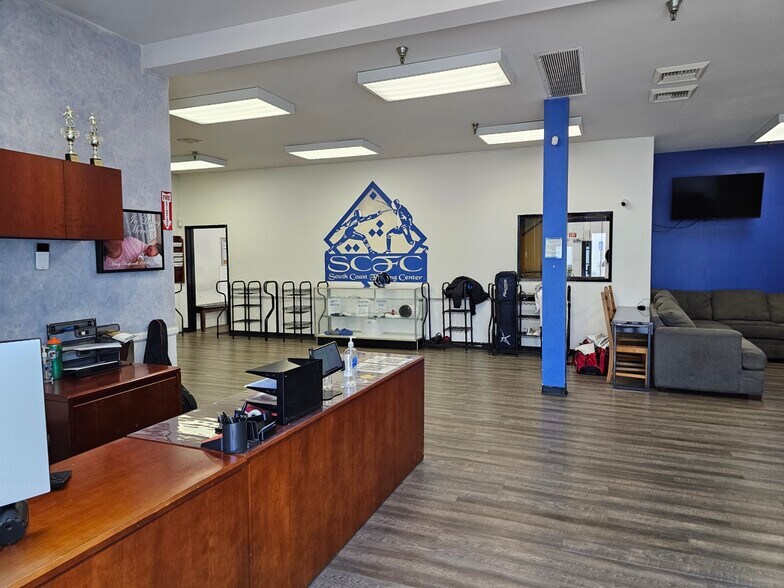 3518 Lake Center Dr, Santa Ana, CA à louer - Photo de l’immeuble – Image 2 sur 14