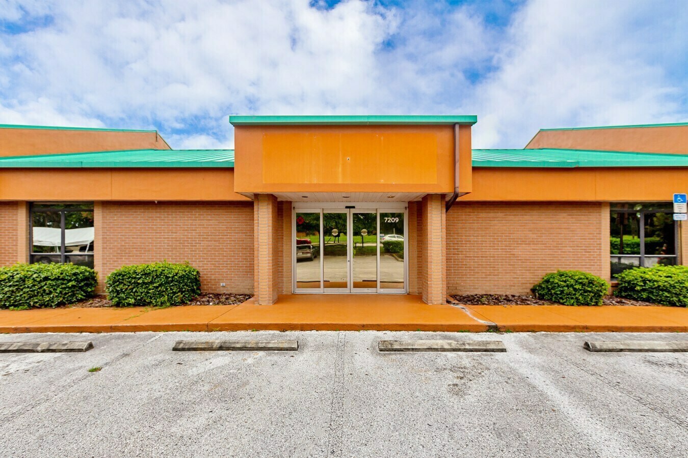 7209 Green Slope Dr, Zephyrhills, FL à louer Photo de l’immeuble– Image 1 sur 4