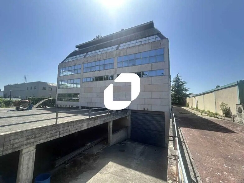 Local d’activités dans Domont à louer - Photo de l’immeuble – Image 1 sur 10