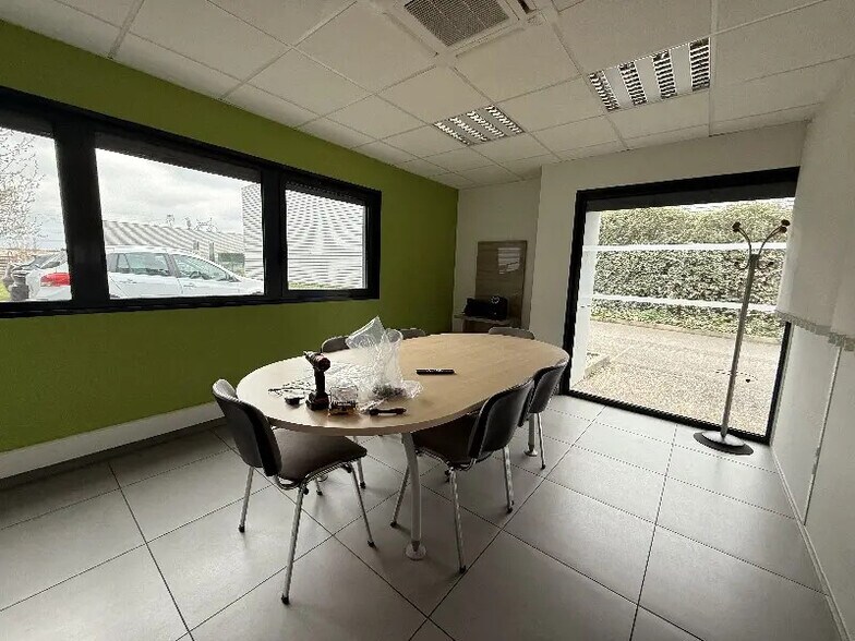 Bureau dans Meyzieu à louer - Photo de l’immeuble – Image 2 sur 17