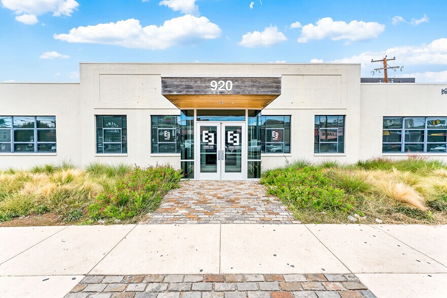 920 Foch St, Fort Worth, TX à louer - Photo de l’immeuble – Image 2 sur 8