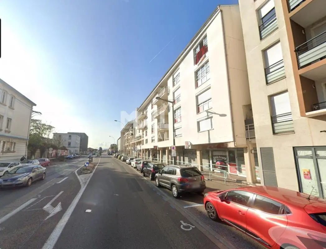 Avenue Jean Jaurès, Décines-Charpieu à louer Photo de l’immeuble– Image 1 sur 2