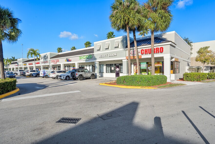 3300-3320 W 84th St, Hialeah, FL à louer - Photo de l’immeuble – Image 1 sur 10