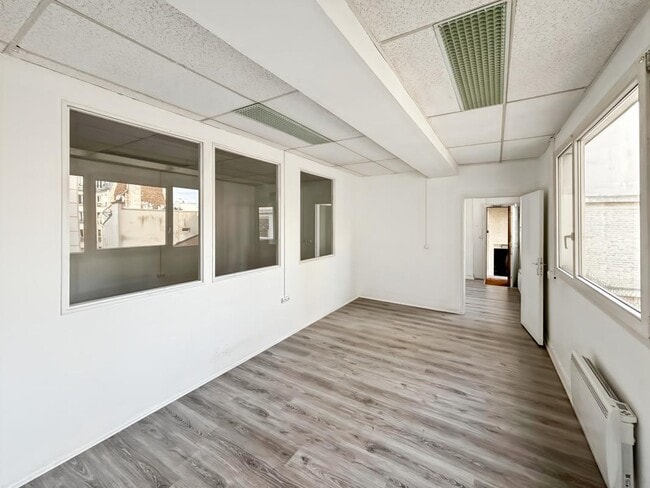 Plus de détails pour Rue De La Chapelle, Paris - Bureau à louer
