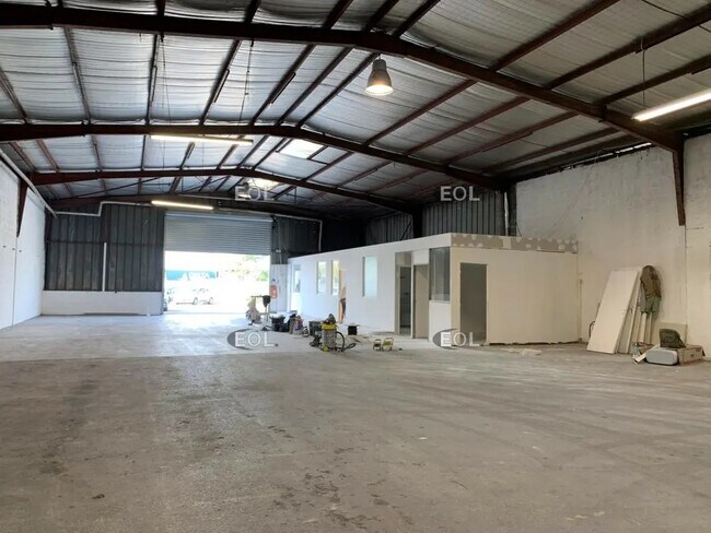 Plus de détails pour Local d'activités à louer