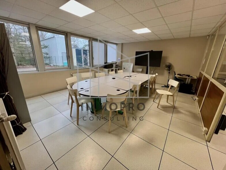 Local d’activités dans Évreux à louer - Photo intérieure – Image 2 sur 6