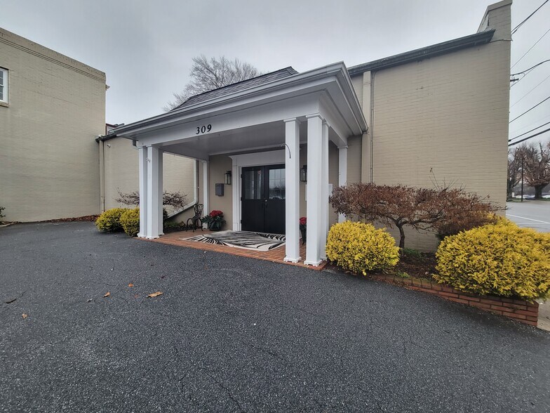 309 Main St NW, Lenoir, NC à louer - Photo de l’immeuble – Image 2 sur 13