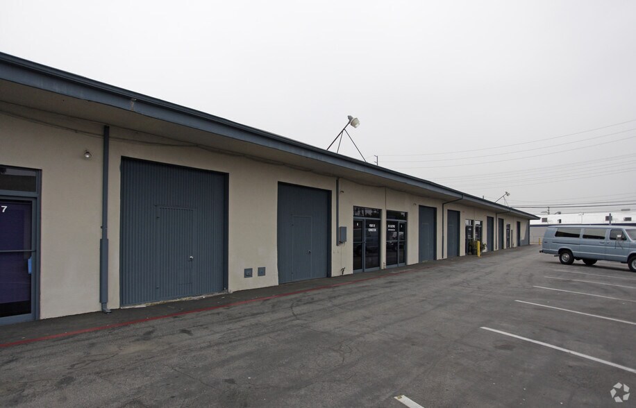 817 W 17th St, Costa Mesa, CA à louer - Photo de l’immeuble – Image 2 sur 2