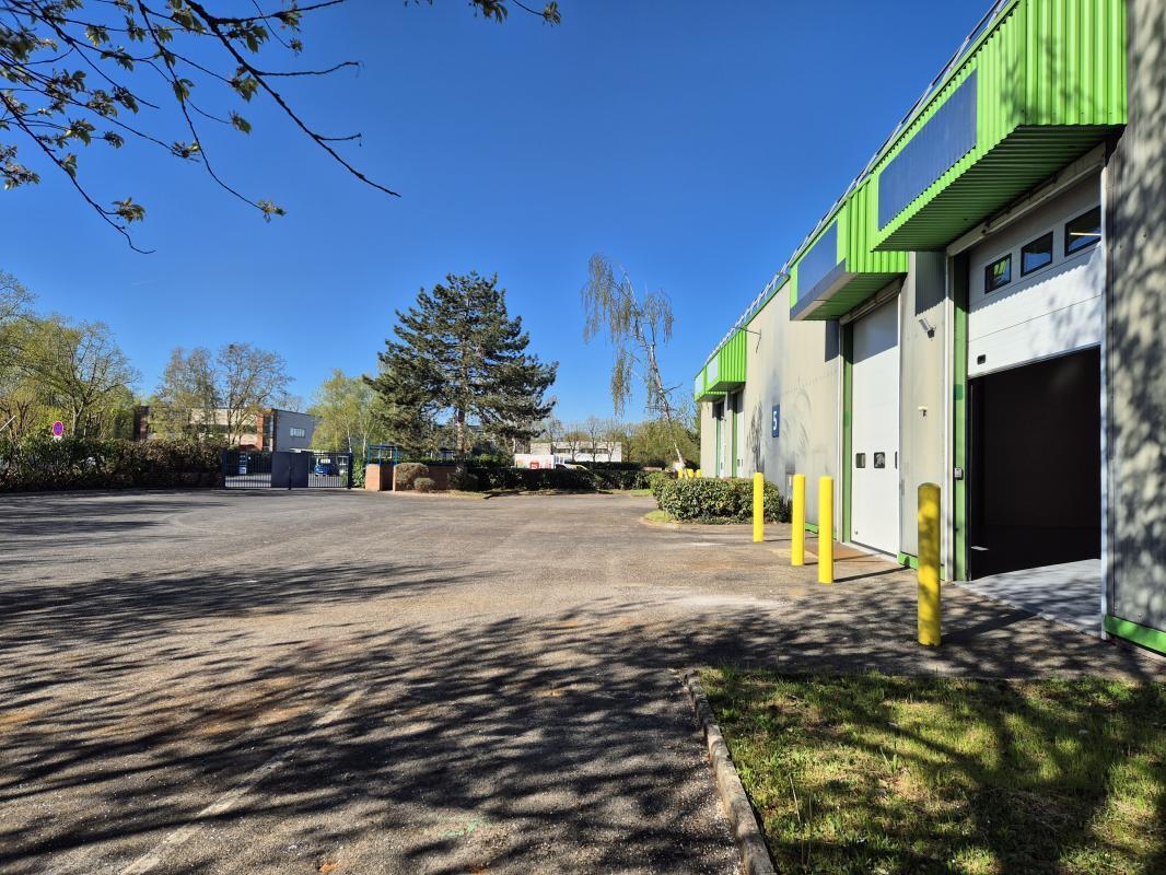 Industriel/Logistique dans Saint-Thibault-des-Vignes à louer Photo de l’immeuble– Image 1 sur 17