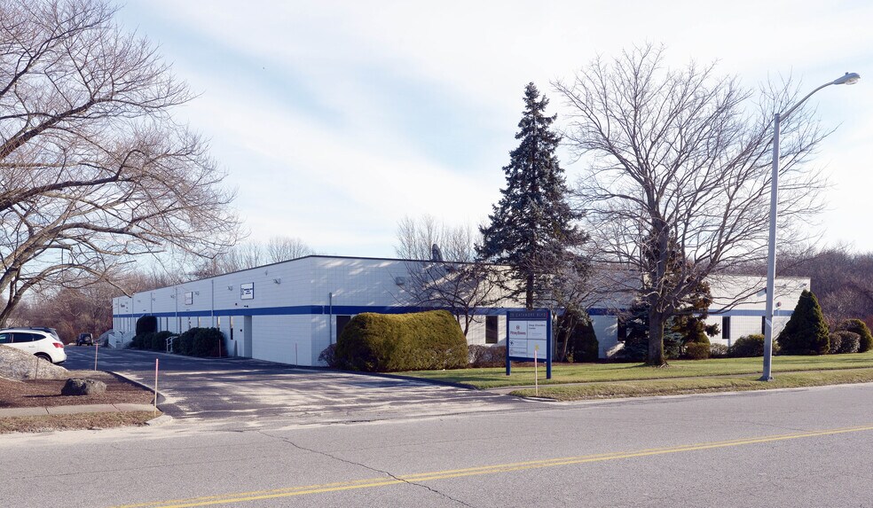 70 Catamore Blvd, East Providence, RI à louer - Photo de l’immeuble – Image 3 sur 6