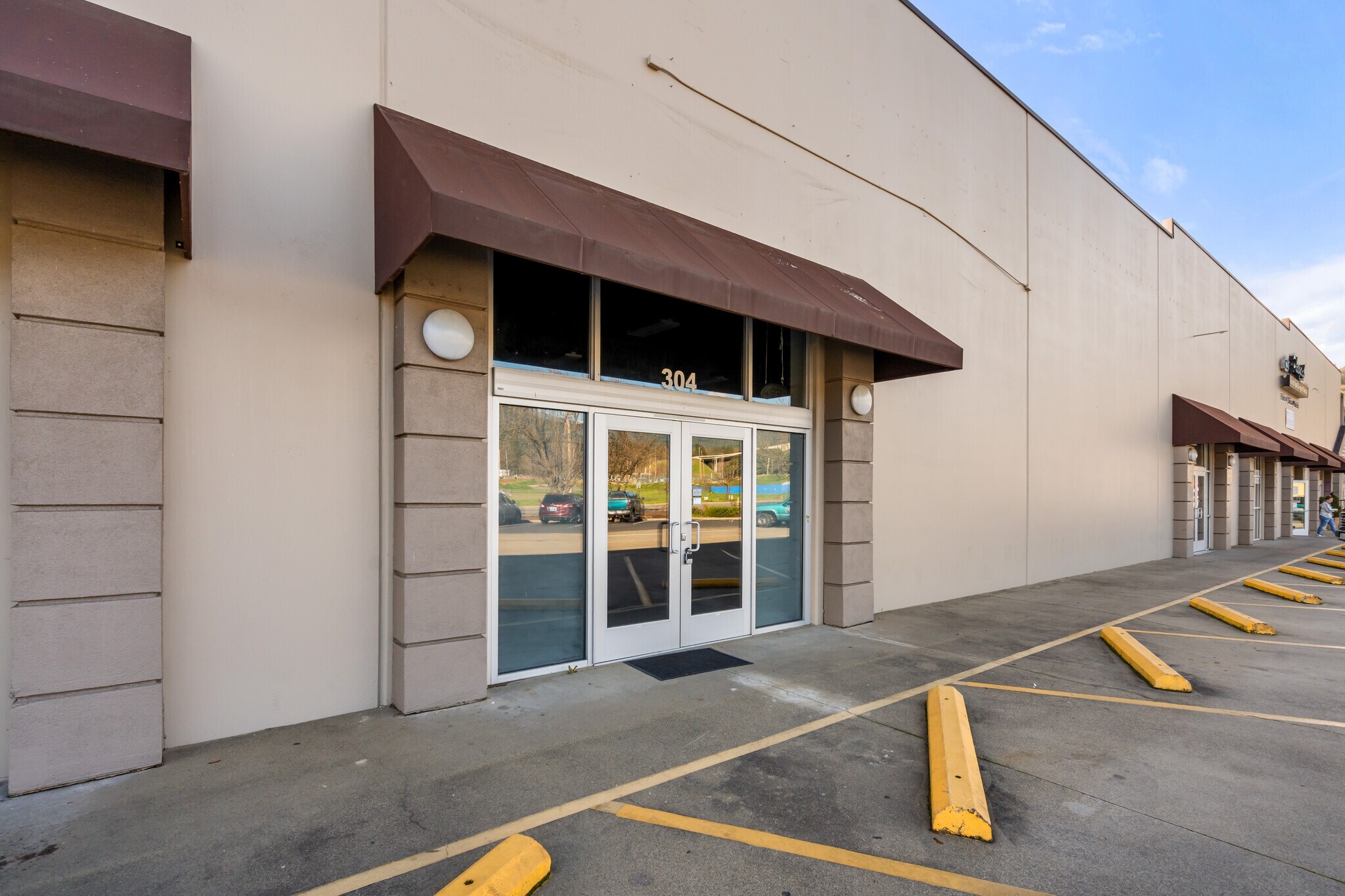 304-350 NE Agness Ave, Grants Pass, OR à louer Photo de l’immeuble– Image 1 sur 23