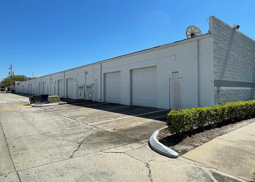 4893 W Waters Ave, Tampa, FL à louer - Photo de l’immeuble – Image 2 sur 7