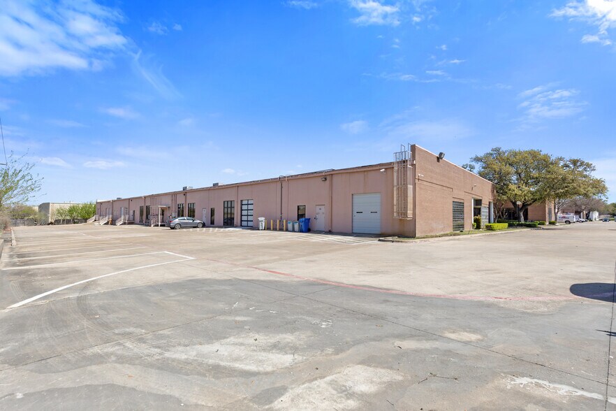 2155 Chenault Dr, Carrollton, TX à louer - Photo de l’immeuble – Image 3 sur 8