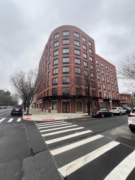 872 Bronx Park South, Bronx, NY à louer - Photo de l’immeuble – Image 1 sur 1