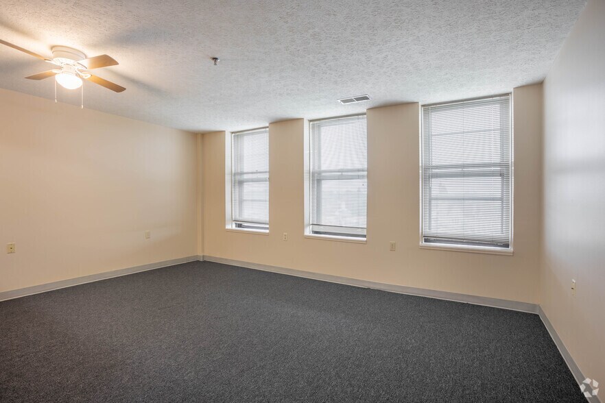 59 Lincoln Way E, Massillon, OH à louer - Photo intérieure – Image 3 sur 23