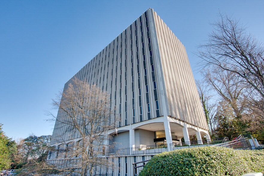 2045 Peachtree Rd Ne, Atlanta, GA à louer - Photo de l’immeuble – Image 3 sur 8