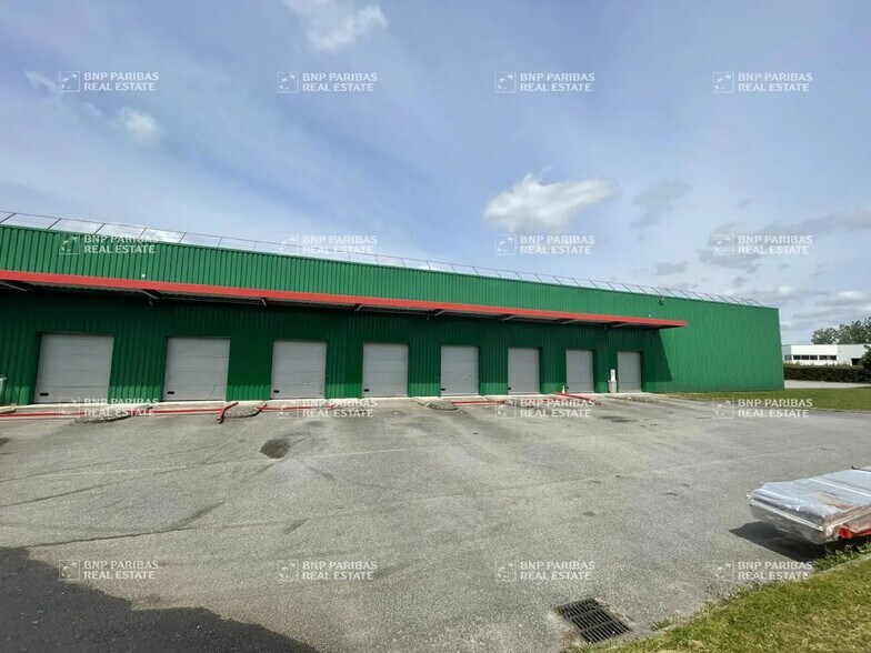 Local d’activités dans Plaisir à louer - Photo de l’immeuble – Image 2 sur 23