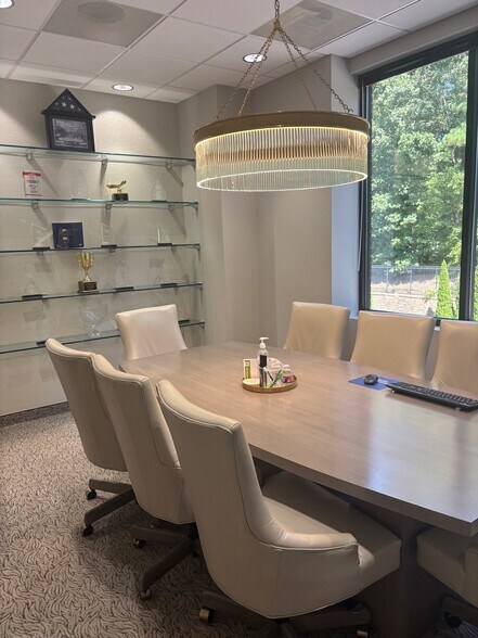 100 Connemara Dr, Cary, NC à vendre - Photo de l’immeuble – Image 2 sur 16