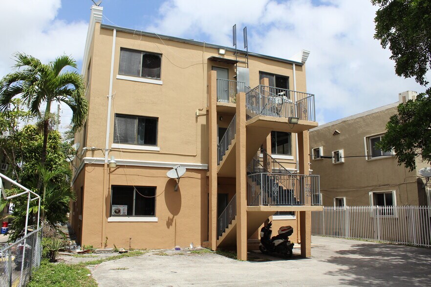 1044 SW 3rd St, Miami, FL à vendre - Photo de l’immeuble – Image 2 sur 9