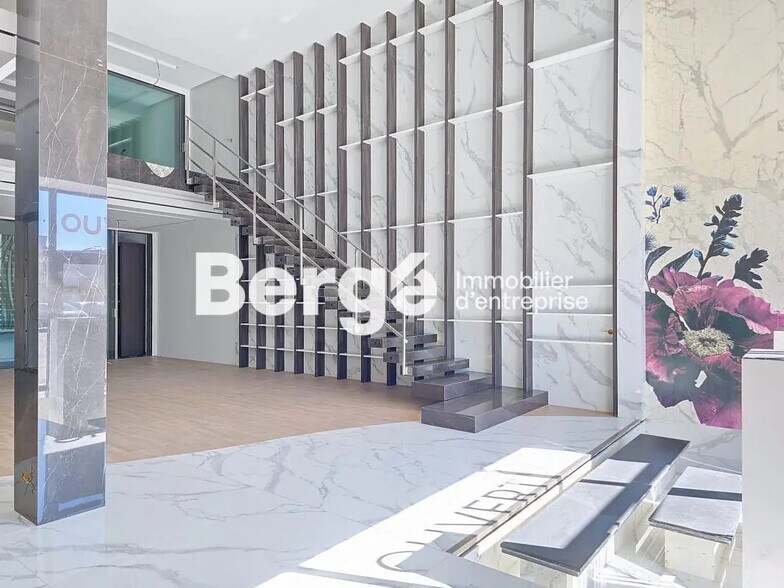 Local commercial dans Mandelieu-la-Napoule à louer - Photo intérieure – Image 2 sur 18