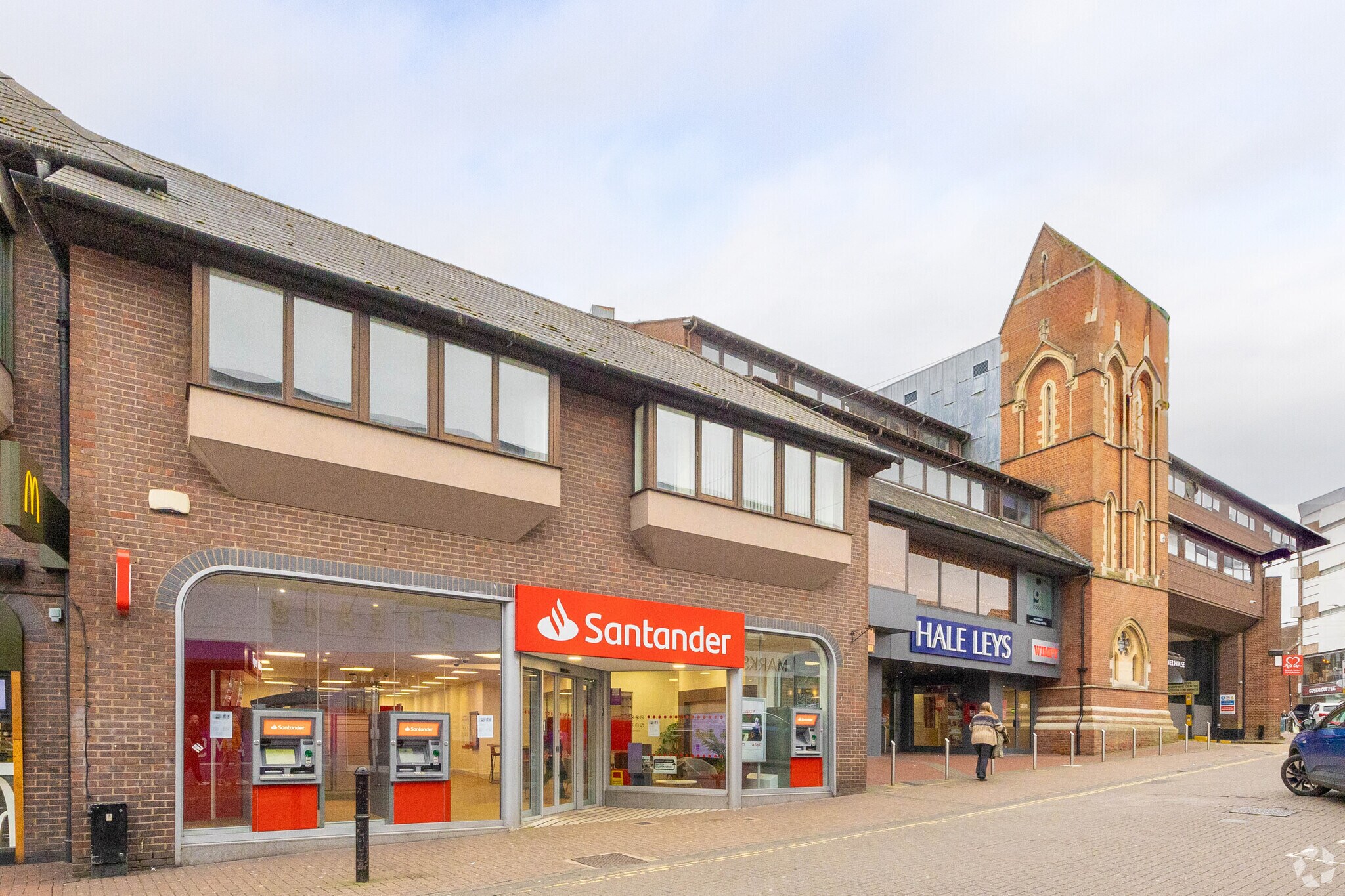 High St, Aylesbury à louer Photo principale– Image 1 sur 3