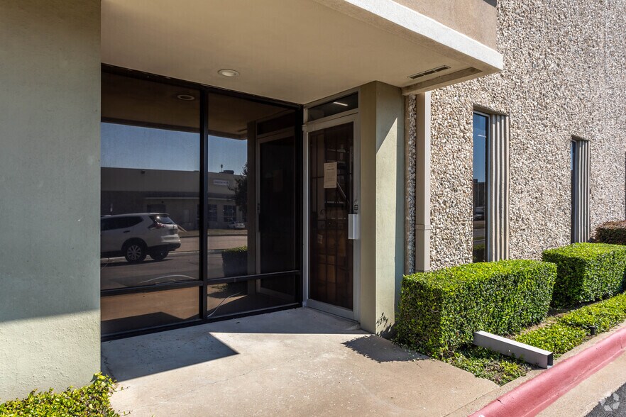 4117-4135 Lindbergh Dr, Addison, TX à louer - Photo de l’immeuble – Image 3 sur 3