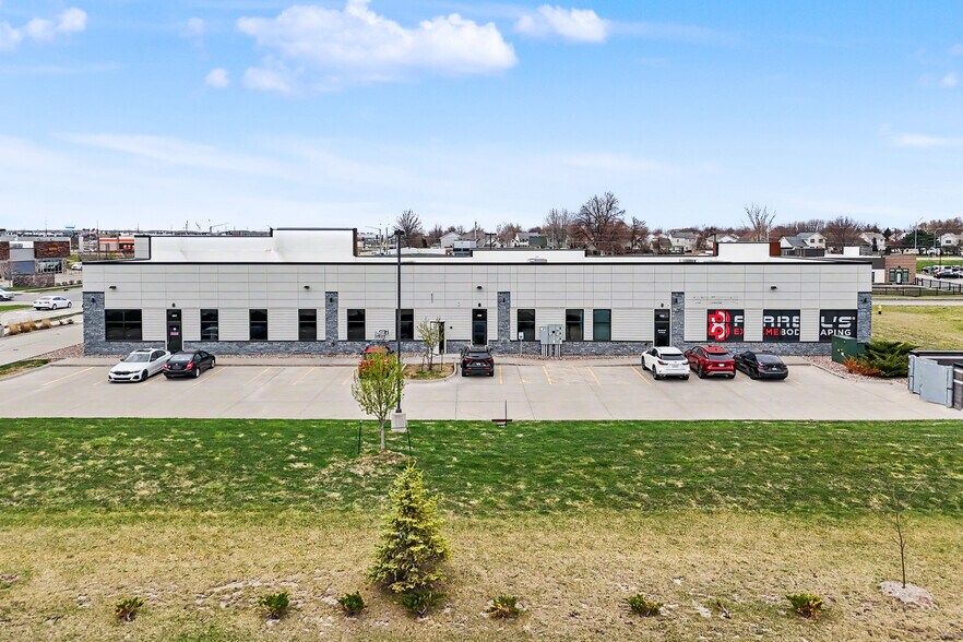 653 NE Venture Dr, Waukee, IA à louer - Photo de l’immeuble – Image 3 sur 4