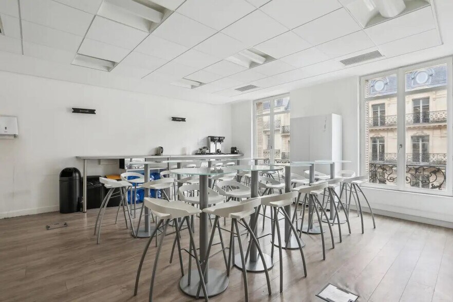 65 Rue Saint-Lazare, Paris à louer - Photo de l’immeuble – Image 2 sur 14