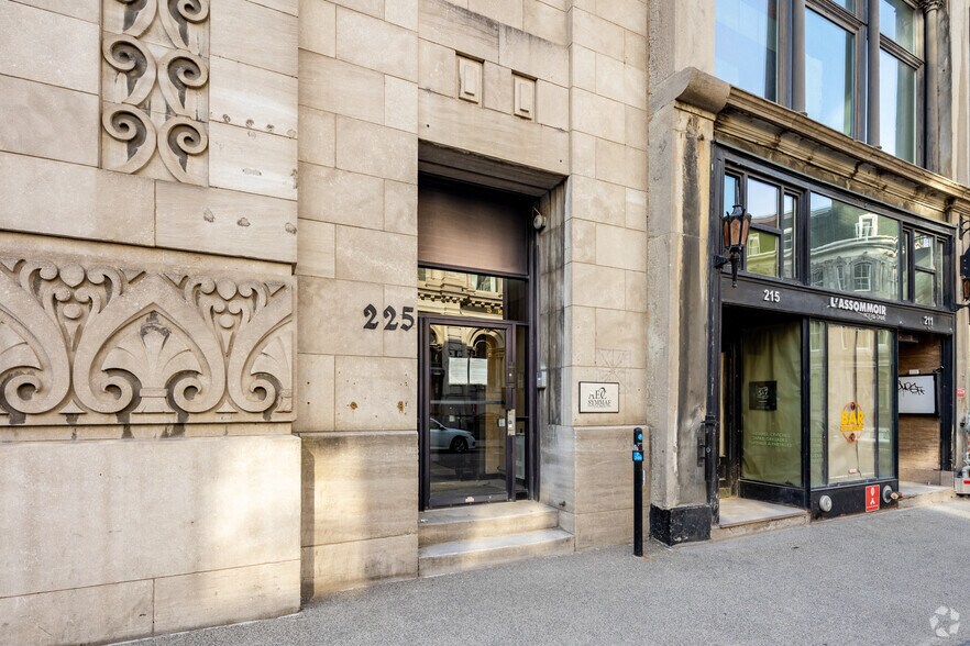 221-229 Rue Notre-Dame O, Montréal, QC à louer - Photo de l’immeuble – Image 3 sur 3