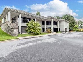902 Fleming St, Hendersonville, NC à louer Photo intérieure– Image 1 sur 21