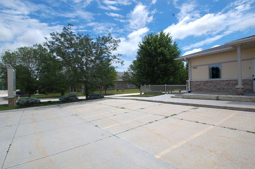 2850 Coral Ct, Coralville, IA à louer - Photo de l’immeuble – Image 2 sur 3