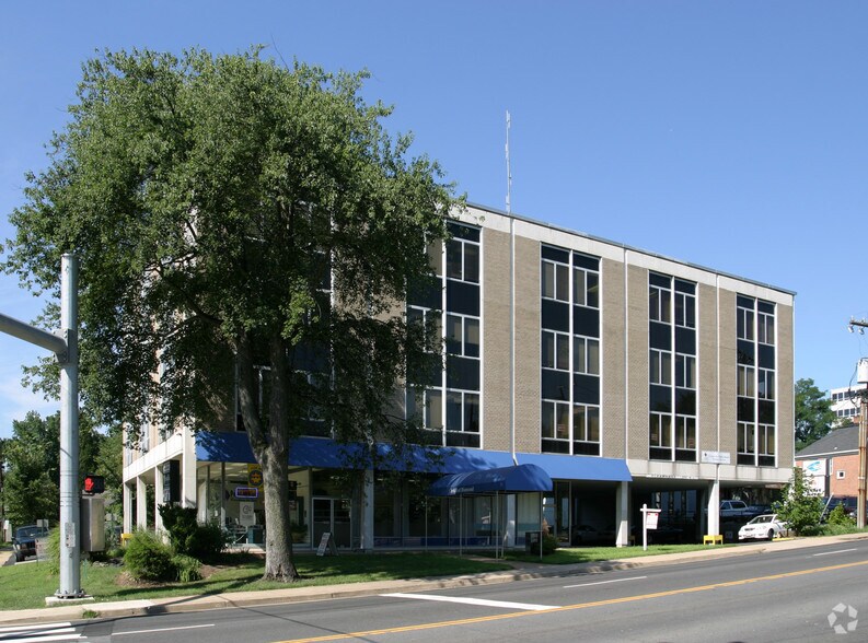 701 W Broad St, Falls Church, VA à louer - Photo de l’immeuble – Image 2 sur 29