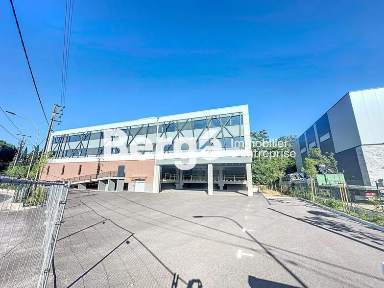 Industriel/Logistique dans Mougins à louer - Photo de l’immeuble – Image 2 sur 13