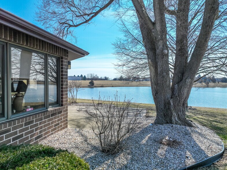 1021 Proctor Dr, Elkhorn, WI à louer - Photo de l’immeuble – Image 2 sur 28