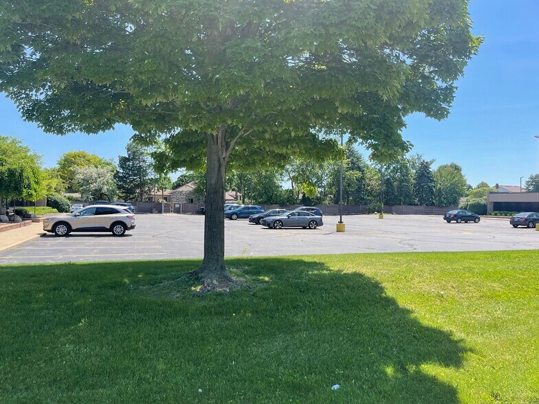 42850 Schoenherr Rd, Sterling Heights, MI à louer - Photo de l’immeuble – Image 2 sur 4