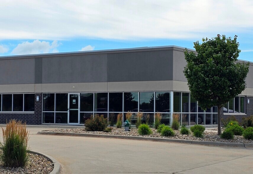1304 Technology Pky, Cedar Falls, IA à louer - Photo de l’immeuble – Image 1 sur 37