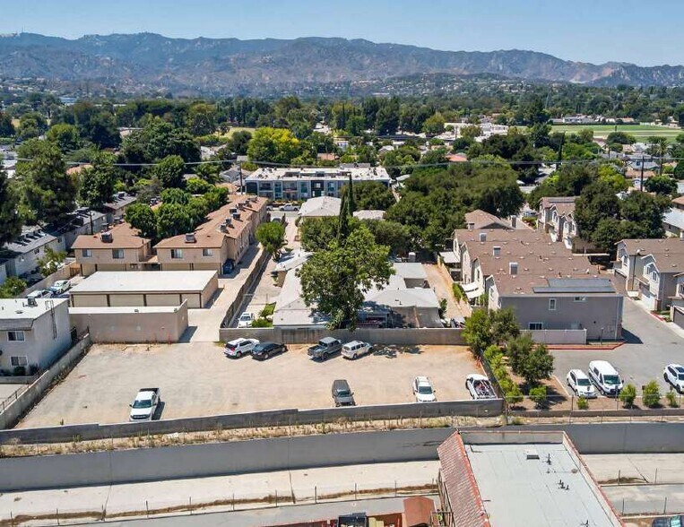 24966 Walnut St, Newhall, CA à vendre - Photo de l’immeuble – Image 2 sur 10