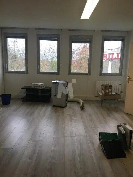 Bureau dans Igny à louer - Photo de l’immeuble – Image 3 sur 5