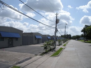 5340 Prudence Dr, Houston, TX à louer Photo de l’immeuble– Image 2 sur 7